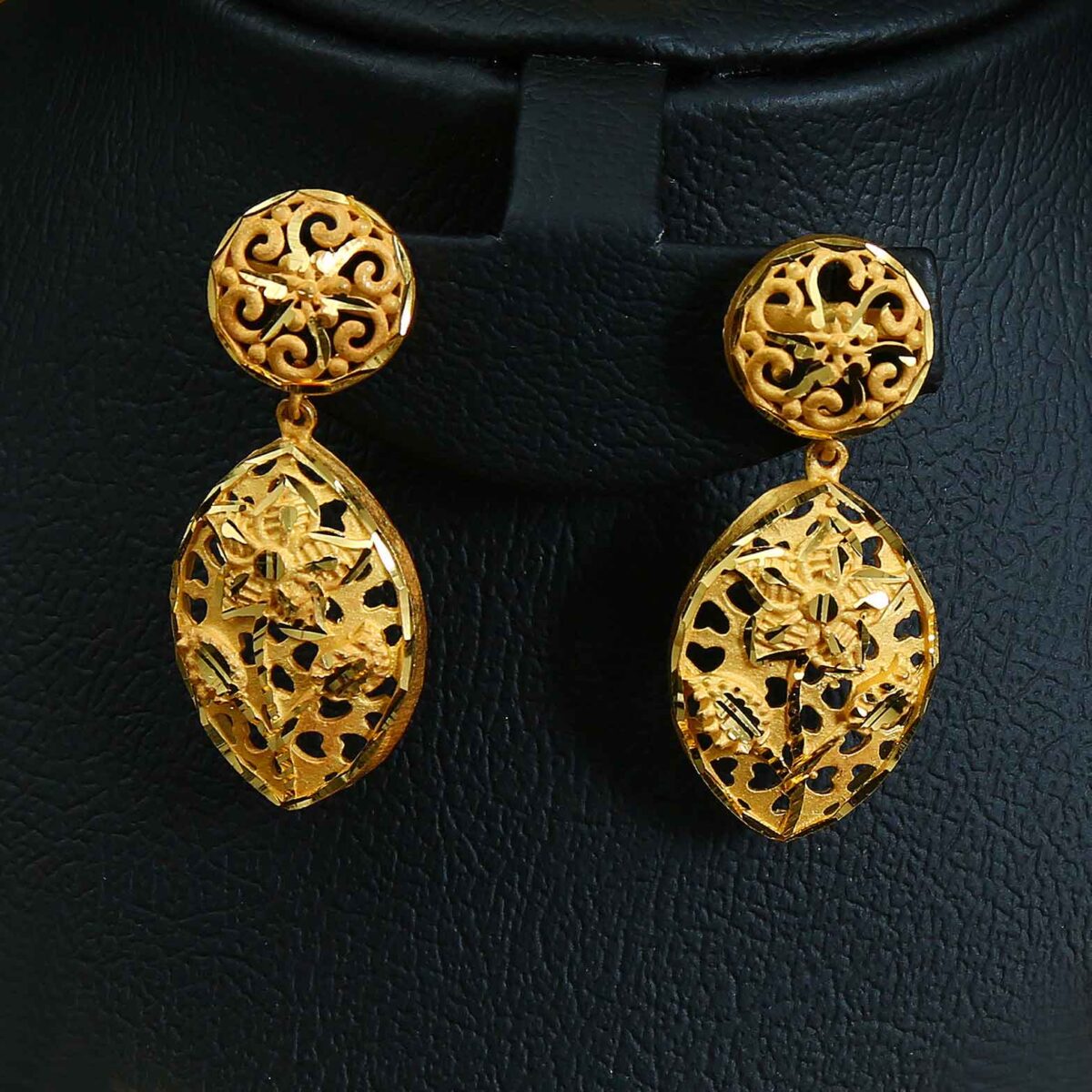 Gold plated round necklace with ear rings set